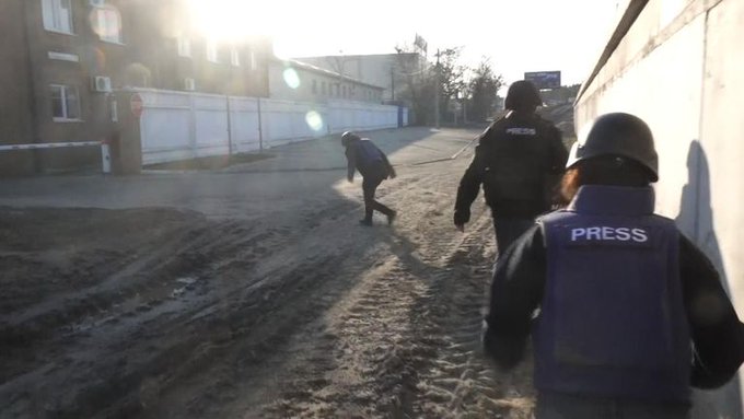تعرض فريق “سكاي نيوز” لإطلاق نار مكثف في أوكرانيا (فيديو)