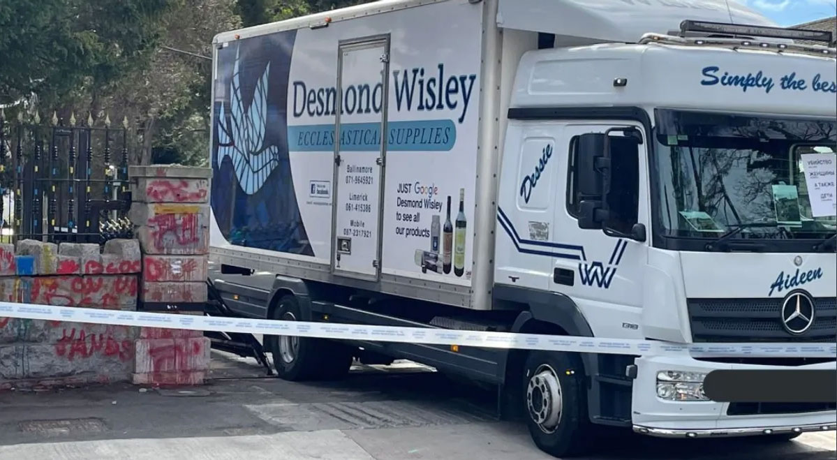 شاحنة تقتحم بوابة السفارة الروسية في إيرلندا