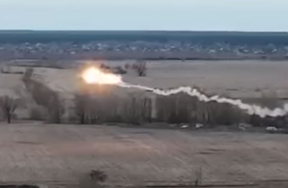شاهد الفيديو/ “ستينغر” الأمريكي يطارد هليكوبتر روسية في أوكرانيا