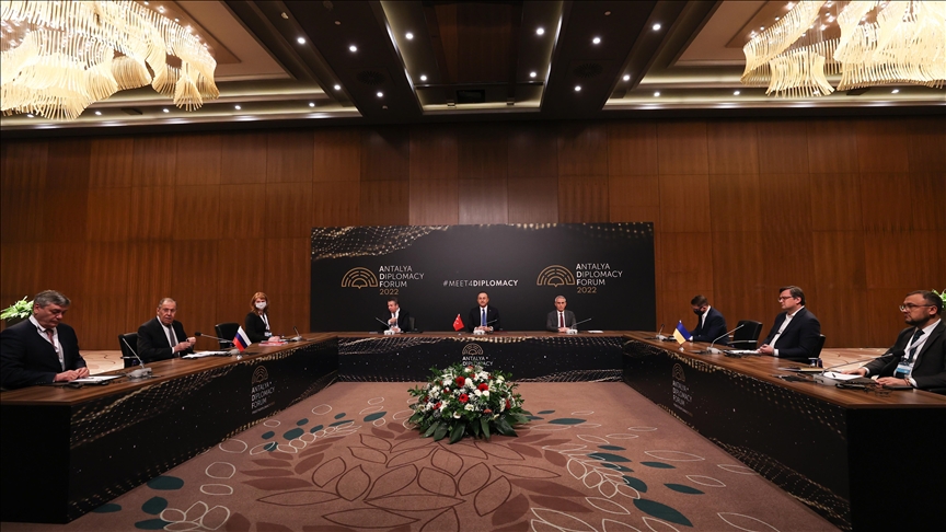 اجتماع بين وزيري خارجية روسيا وأوكرانيا بمشاركة الوزير التركي (صور)