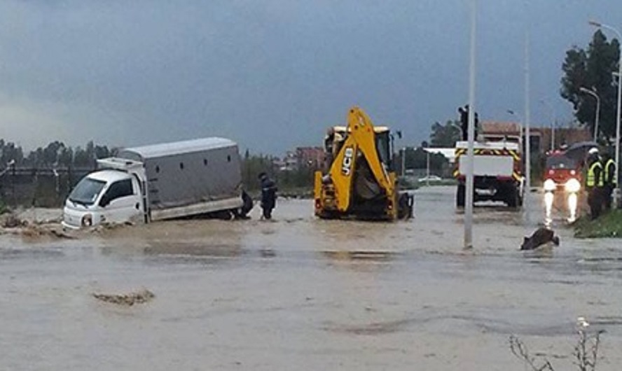 السبيخة/ انقاذ أربعة أشخاص كانوا في سيارة وشاحنة جرفتهما مياه الأمطار
