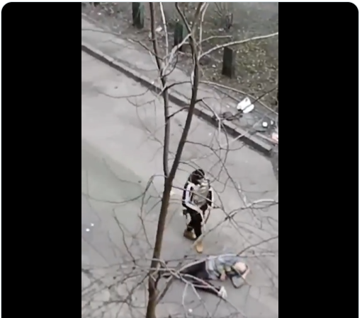 فيديو صادم/ مسلحان يقتلان مدنيا بسبب حظر الجولان في كييف