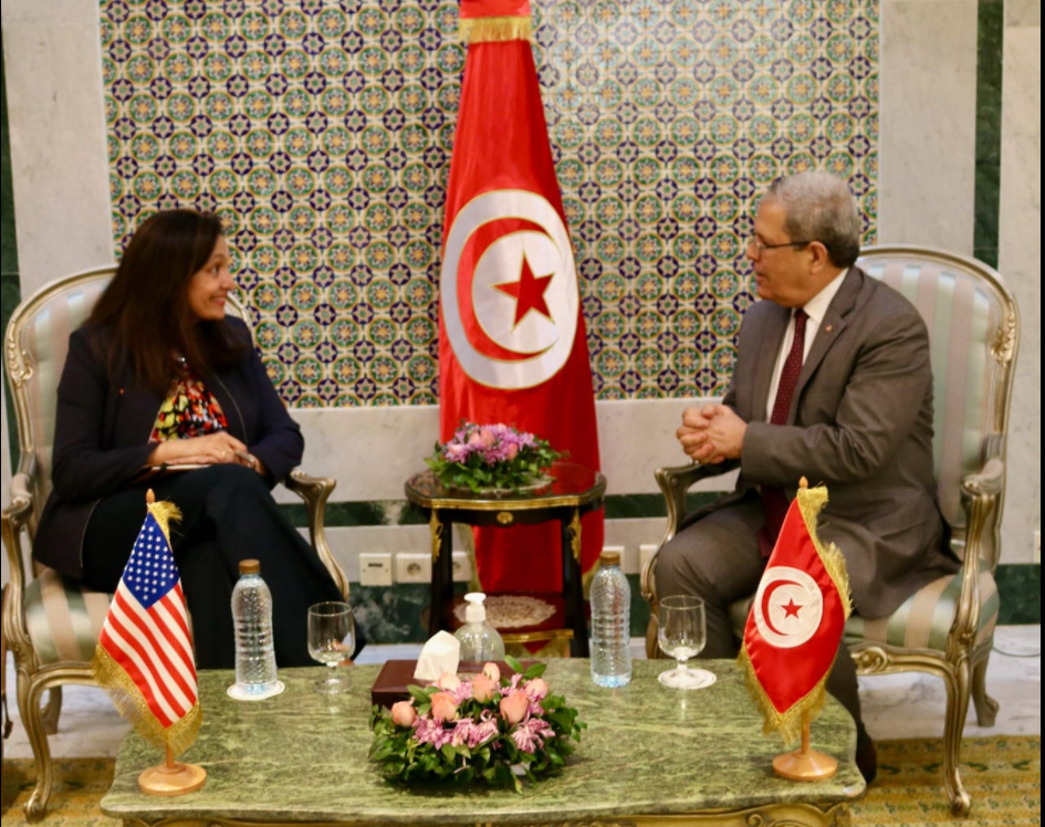 في لقاء “الصراحة والشفافية”: مساعدة وزير الخارجية الأمريكي تؤكد على أهمية المسار التشاركي في تونس