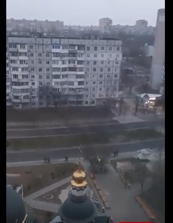 الجنود الروس يدخلون مدينة أوكرانية (فيديو)
