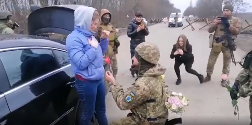 شاهد الفيديو/ عسكري أوكراني يطلب يد فتاة في حاجز للتفتيش  