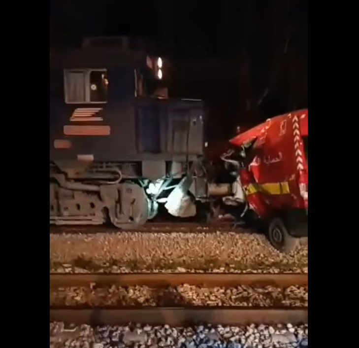 قرمبالية/ تصادم بين القطار وسيارة إسعاف (فيديو)