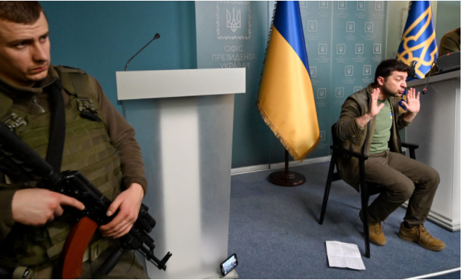 شاهد الفيديو/ الرئيس الأوكراني يحمل كرسيه لوحده