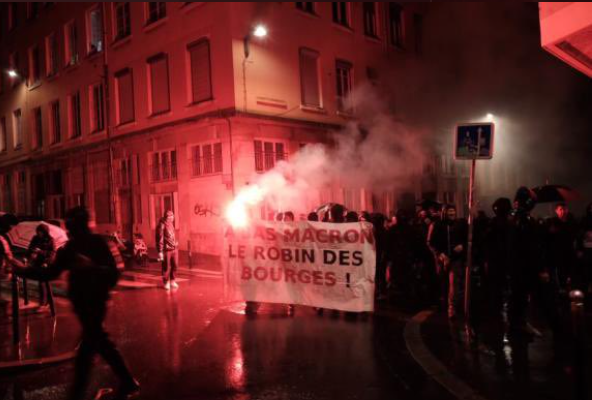 بعد إعادة انتخاب ماكرون/ احتجاجات وغاز مسيل للدموع في باريس (فيديو)