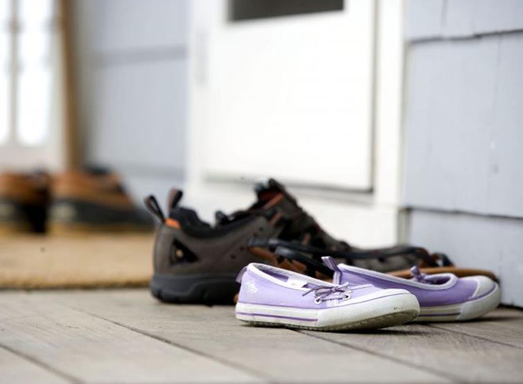 هل ينبغي خلع الحذاء قبل دخول المنزل؟.. خبراء الصحة يعلّقون
