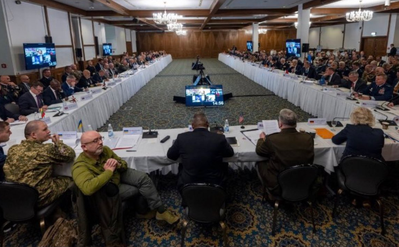 منظمات تستنكر حضور وزير الدفاع في قمة الناتو بمشاركة وزير الحرب الصهيوني