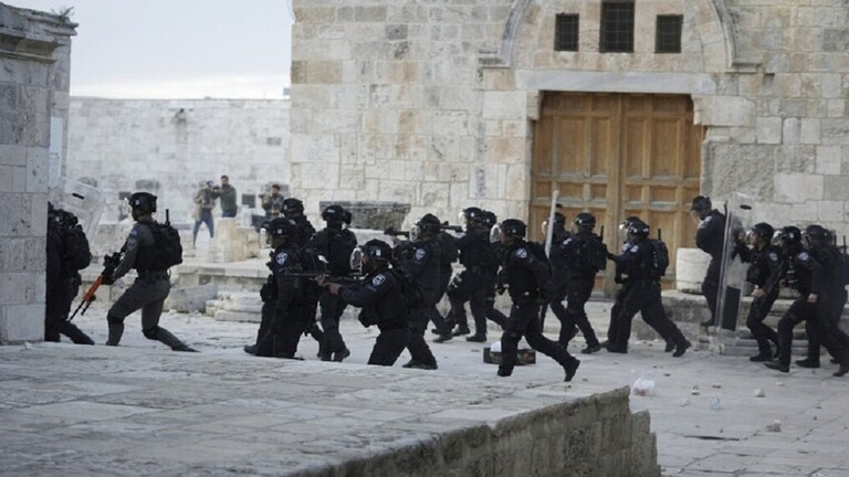 مواجهات عنيفة في باحات المسجد الأقصى بين فلسطينيين وجيش الاحتلال
