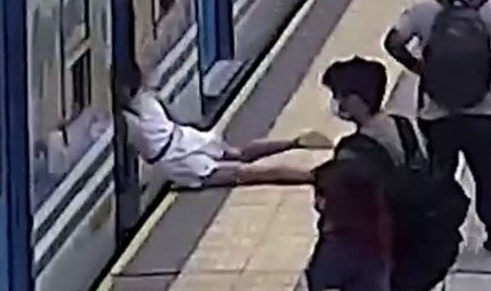 شاهد الفيديو/ امرأة تنجو من الموت بأعجوبة بعد سقوطها تحت قطار