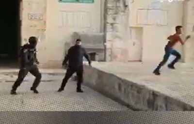 فيديو صادم/ الاعتداء على أب فلسطيني بينما كان يحاول حماية طفله بالأقصى