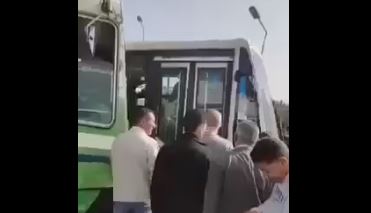 فيديو/ اصطدام “مترو” بشاحنة ومعركة بالأيدي بين السائقين في باب الخضراء