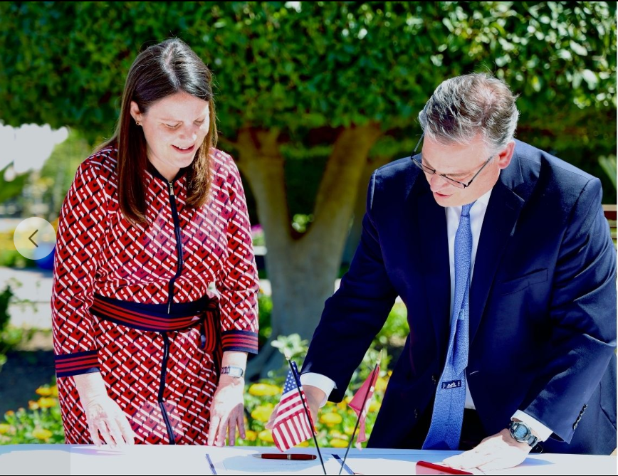 السفارة الأمريكية تُطمئن التونسيين بعد انتهاء مهام دونالد بلوم