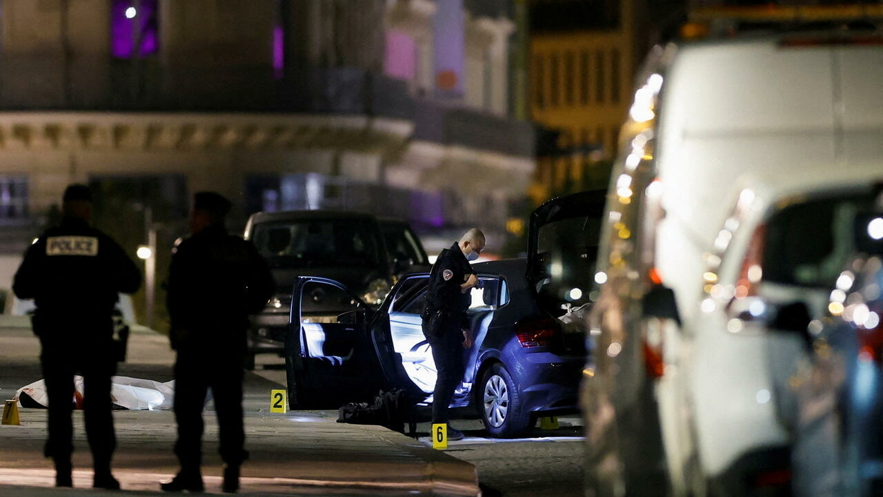 باريس/ ايقاف شرطي أطلق النار على سيارة وقتل شخصين