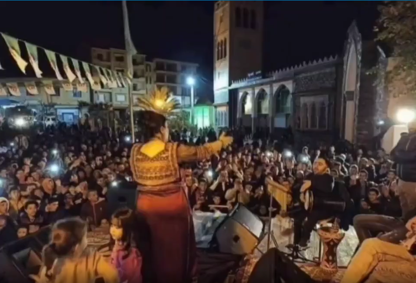 شاهد الفيديو/ حفل راقص وصخب أمام مسجد في الشهر المبارك رغم نداء الإمام