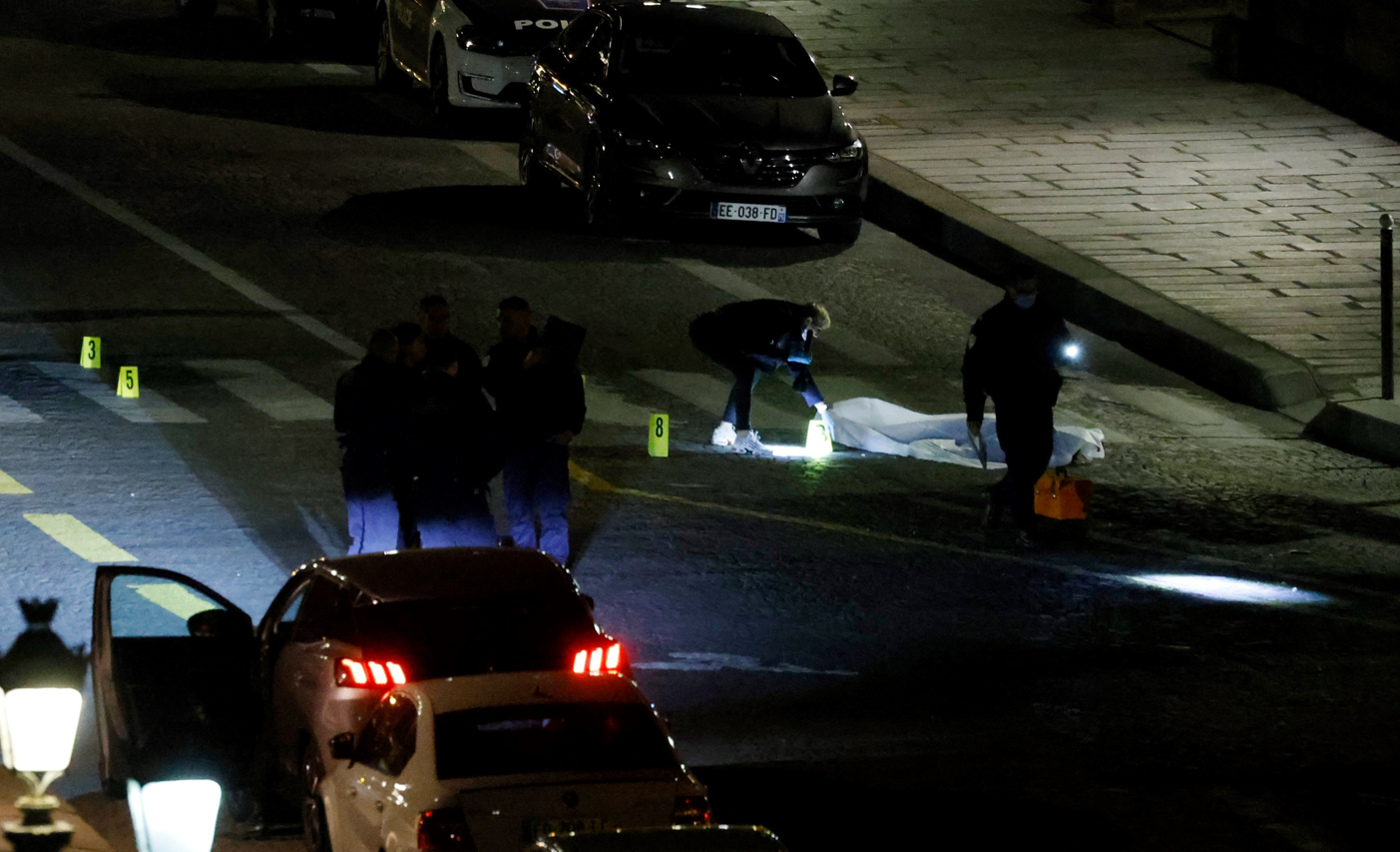 باريس/ قتيلان في محاولة سيارة دهس رجال شرطة (فيديو)