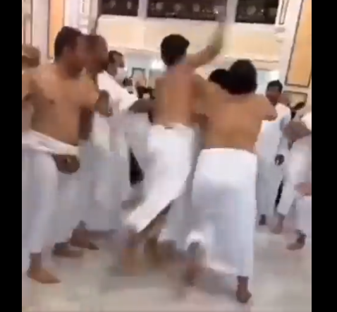 شاهد الفيديو/ شجار بين اثنين من المعتمرين في المسجد الحرام