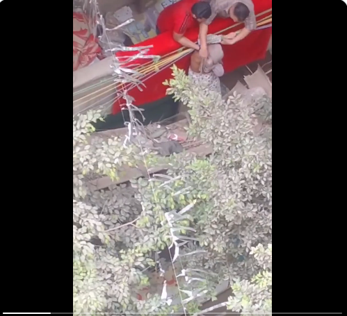 فظيع/ يعذّب طفلة ويهدد برميها من الشرفة (فيديو)