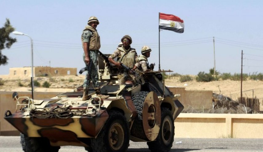 مصر/ مقتل وإصابة 9 عسكريين في انقلاب ناقلة