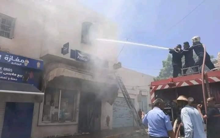 مدنين/ حريق يأتي على محل ومستودع لمواد البناء (فيديو)