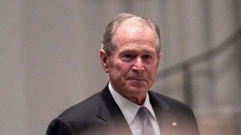 فيديو/ جورج بوش يقع في فخ مخادعين روسيين وهذا ما إعترف به
