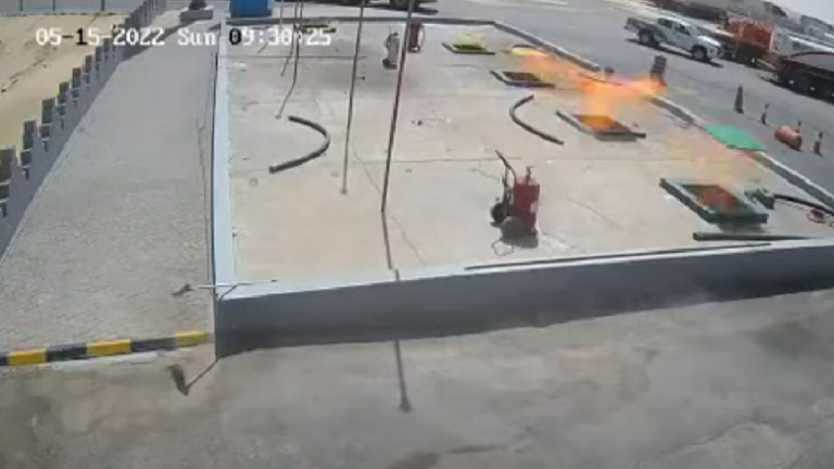 شاهد الفيديوهات/ انفجار خزانات محطة وقود بالسعودية