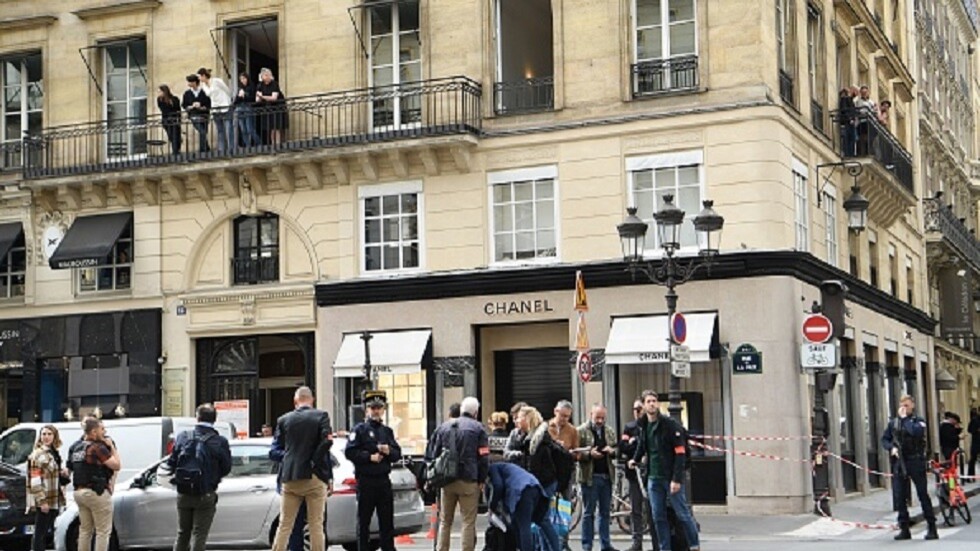 شاهد الفيديو/ سطو مسلح على محل مجوهرات “شانيل” وسط باريس