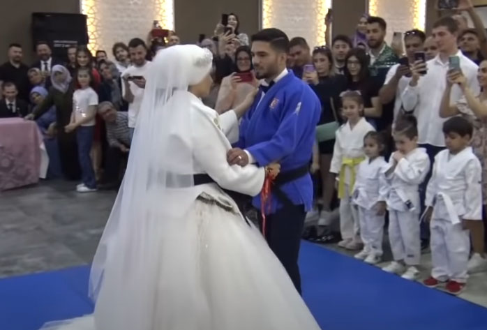 في حفل زفافهما/ عروس تركية تطرح زوجها أرضا! (فيديو)