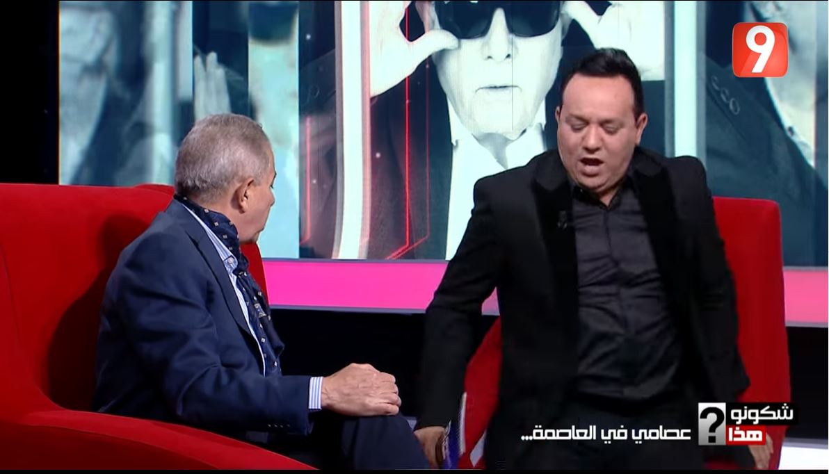 بالفيديو/ علاء الشابي يسقط من على الكرسي في أول حلقة من برنامجه الجديد  وحسن بن عثمان “شامتا”: ربي طاح فيك !