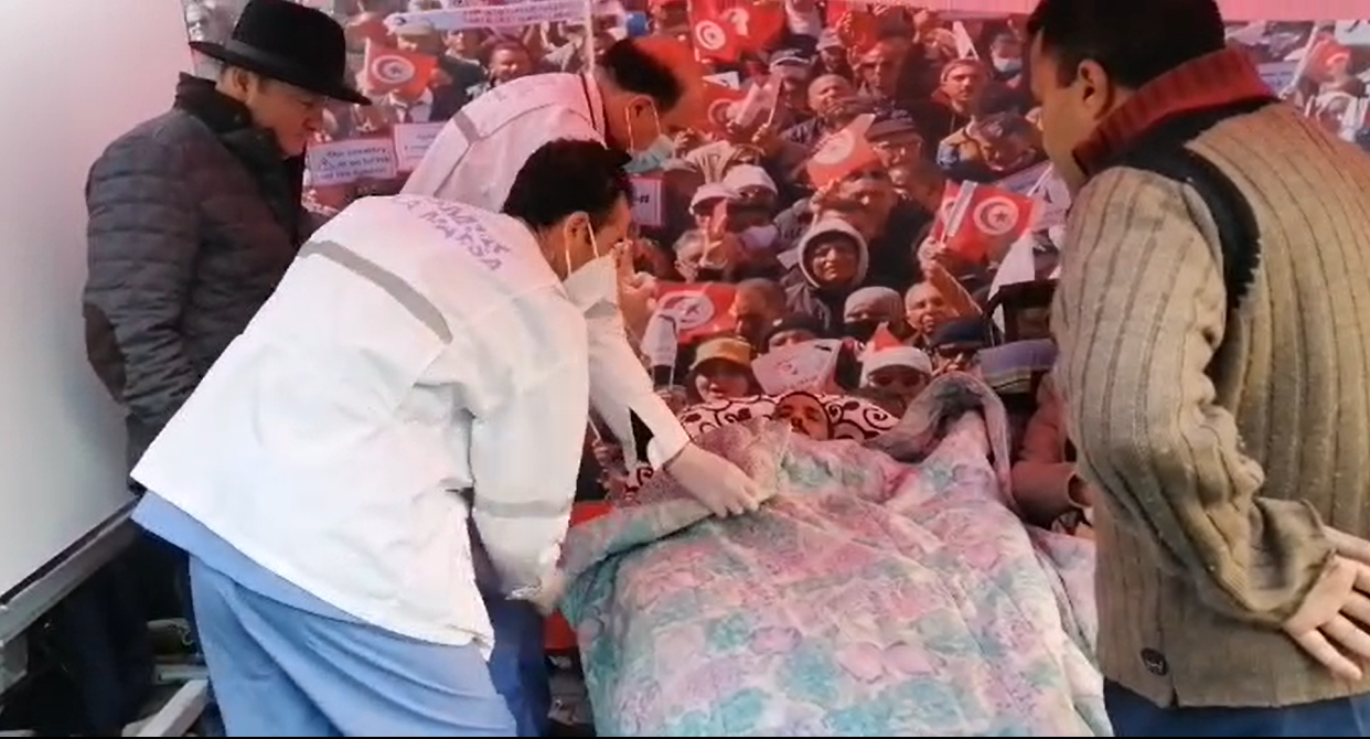 اعتصام الدستوري الحر/ نقل مضرب آخر عن الطعام إلى المستشفى (فيديو)