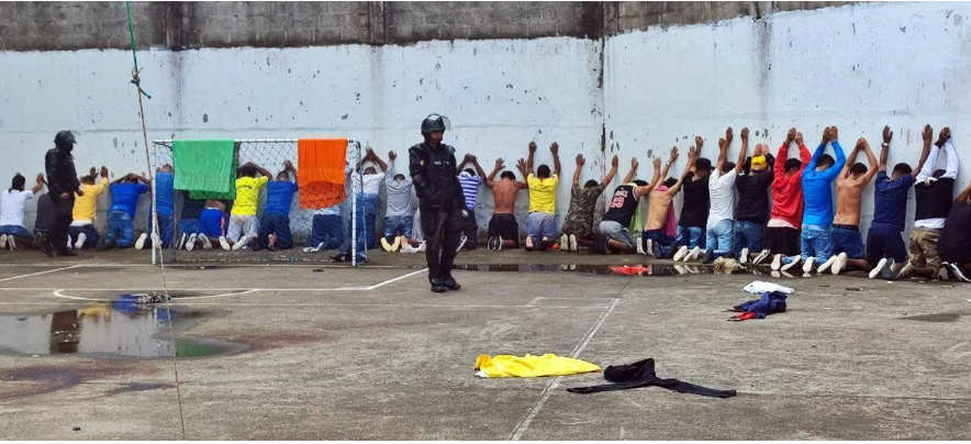 مقتل عشرات المساجين وفرار 108 من سجن بالأكوادور (فيديو)