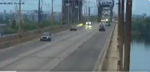 شاهد لحظة سقوط صاروخ على جسر في أوكرانيا (فيديو)