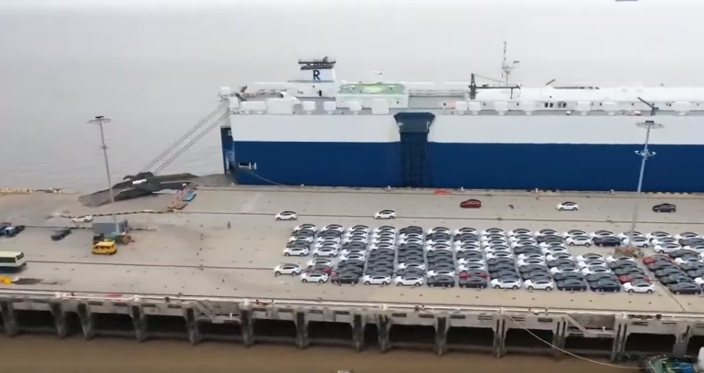 شاهدوا عملية توجّه سيارات “تسلا” ذاتية القيادة من الميناء إلى السفينة بدقة عالية! (فيديو)