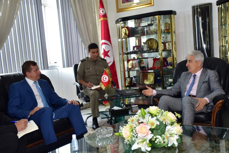  الطلبة والجالية التونسية محور لقاء مميش بسفير أوكرانيا