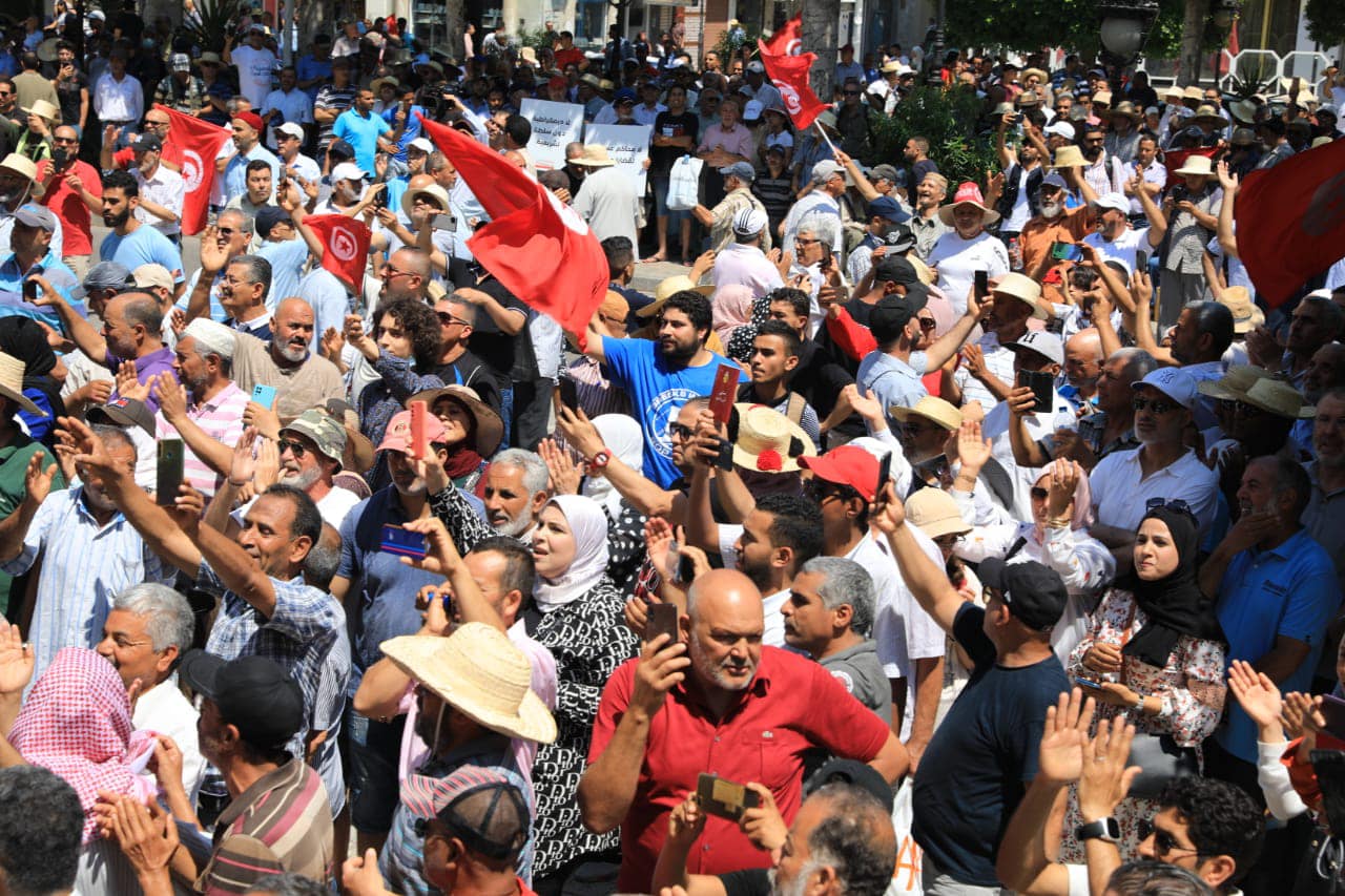 وسط العاصمة/  مسيرة ضخمة لجبهة الخلاص رفضا للاستفتاء و”دفاعا عن الديمقراطية” (صور)