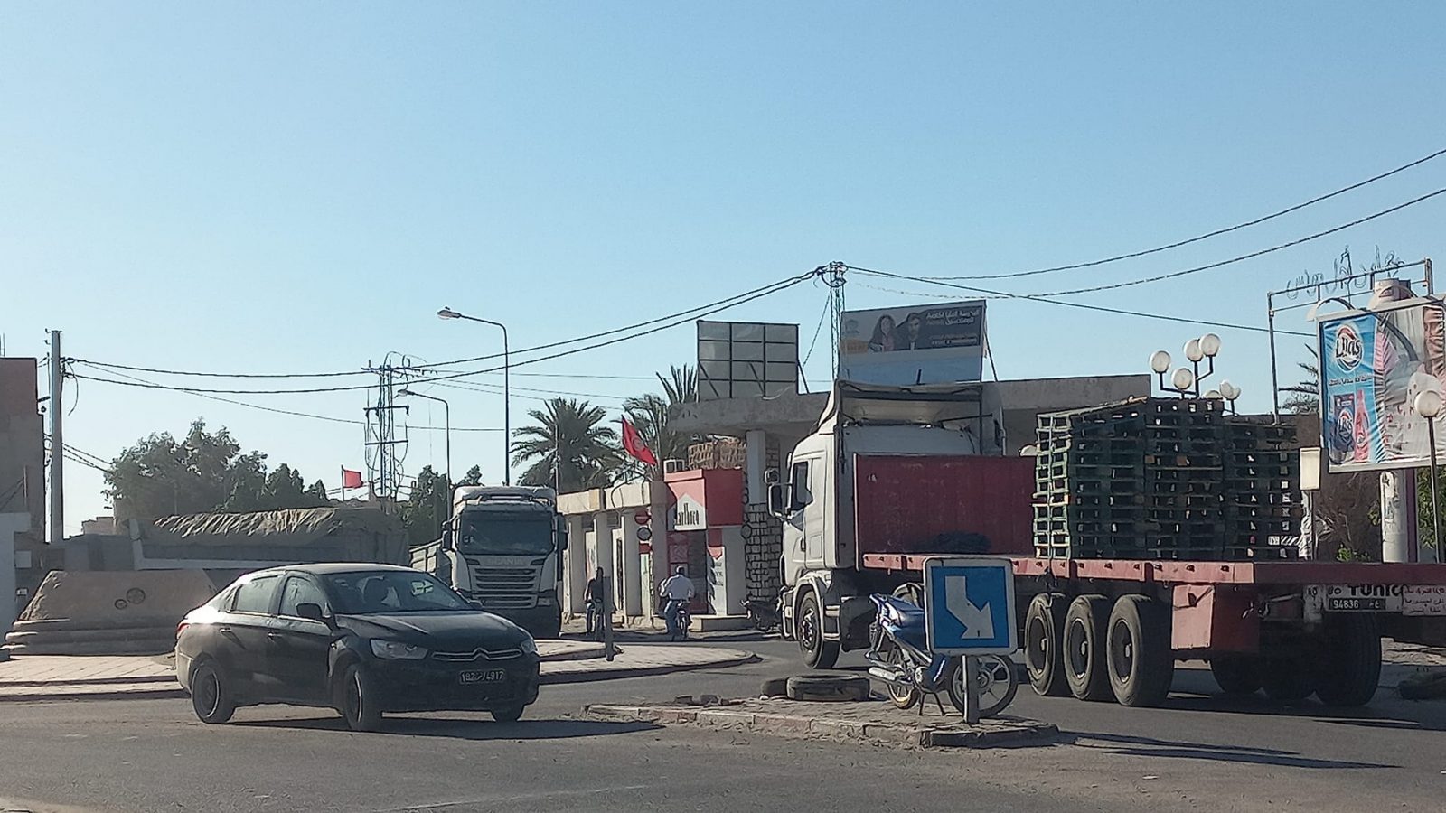أحباء نجم المتلوي يقطعون طريق توزر- تونس (صور)