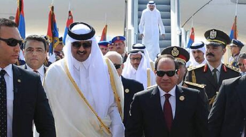 في أول زيارة رسمية منذ سنوات/ أمير قطر يصل إلى القاهرة