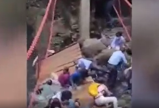شاهد الفيديو/ انهيار جسر معلّق أثناء إفتتاحه وإصابة مسؤولين