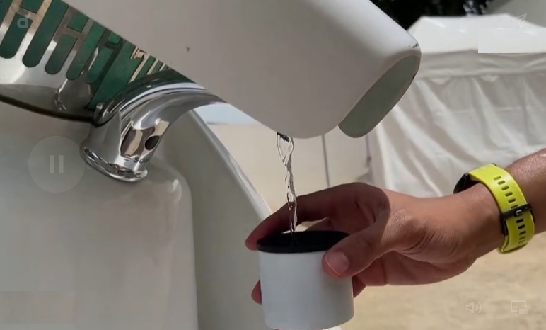 فيديو/ شاب تونسي يخترع آلة تحوّل الهواء إلى مياه شرب