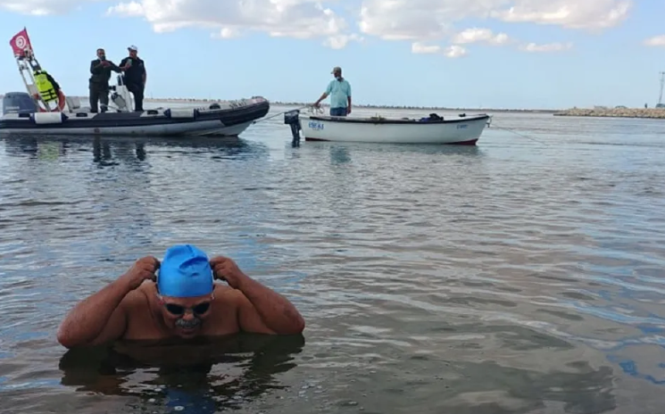 المنظمة العالمية للسباحة تنفي علمها بالتحدّي الذي قام به نجيب بالهادي