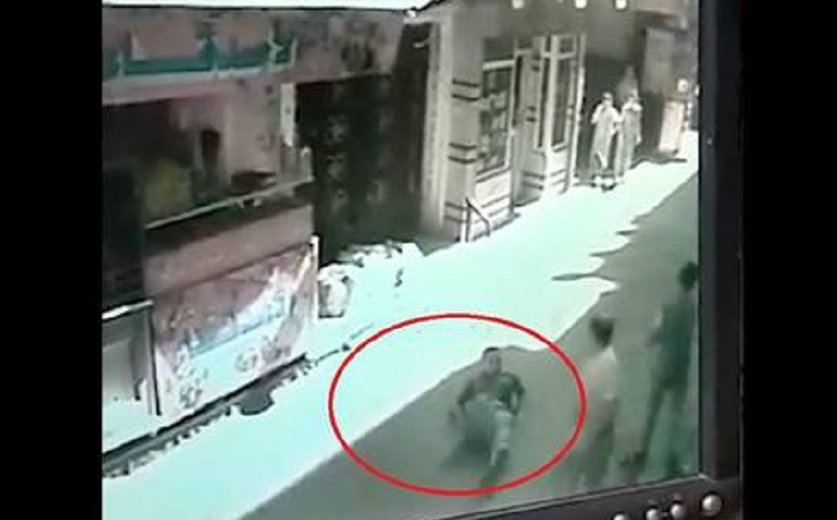 شاهد الفيديو/ جريمة قتل جديدة أمام المارة في شوارع مصر