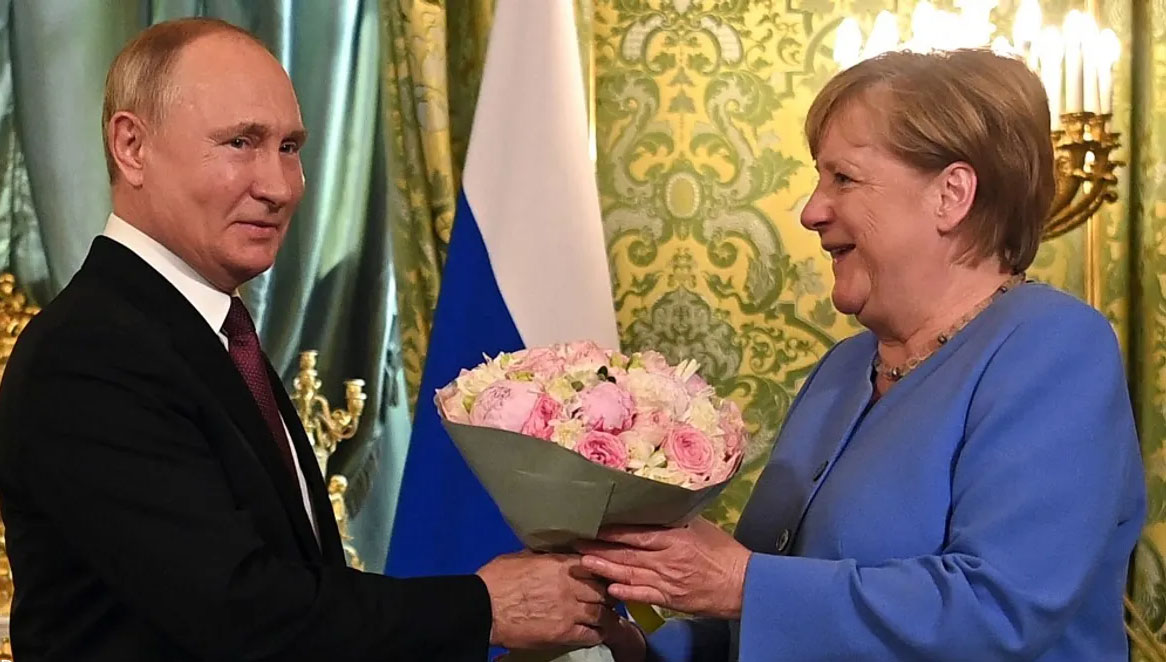“لن أعتذر”/ ميركل تثير الجدل بشأن علاقتها مع بوتين