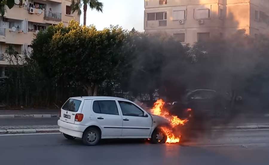 بالفيديو/ النيران تلتهم سيارة وسط الطريق