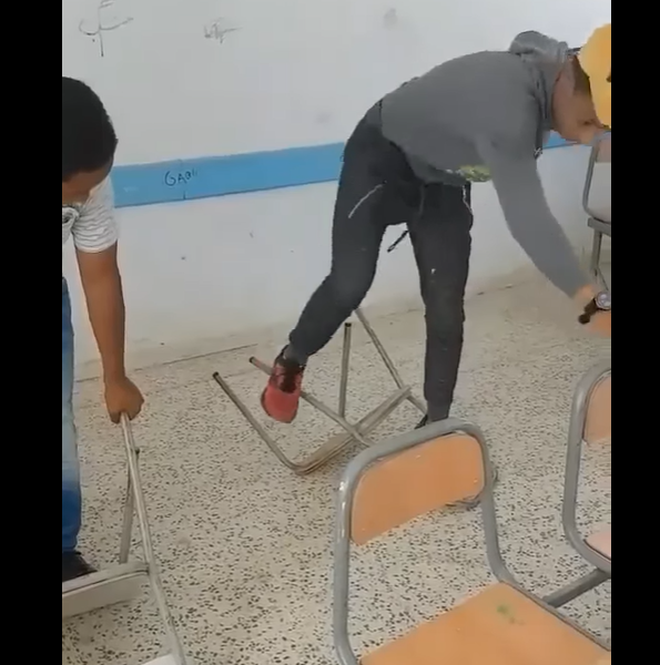 شاهدوا نهاية العام الدراسي بتدمير الكراسي (فيديو)