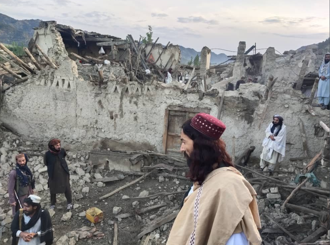 مئات القتلى والجرحى في زلزال بأفغانستان (فيديو)