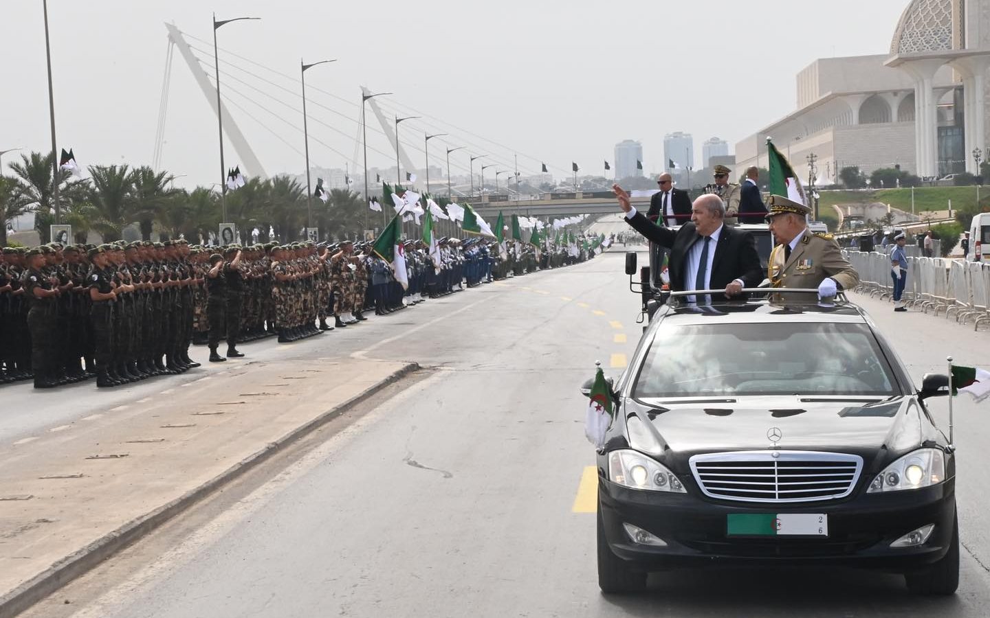 بمناسبة عيد الاستقلال/ استعراض عسكري ضخم بالجزائر (صور)