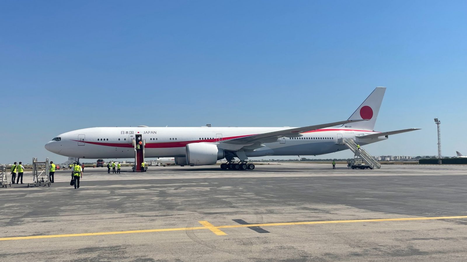 الطائرة الخاصة للحكومة اليابانية تحل بمطار تونس قرطاج