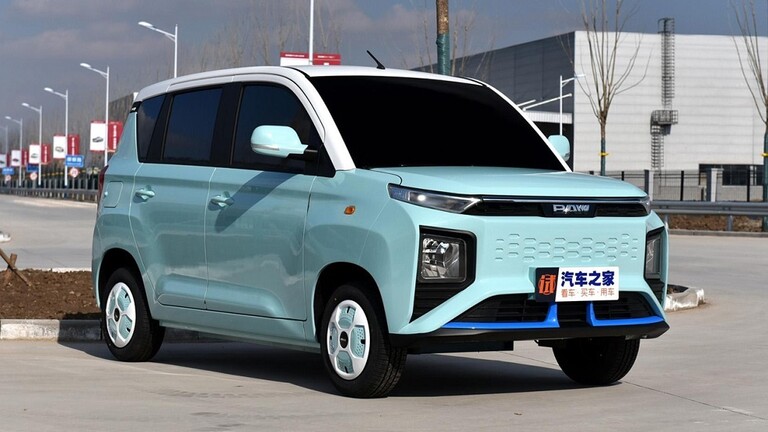 شاهد الفيديو/ سيارة صينية متطورة ورخيصة الثمن تقتحم عالم السيارات الكهربائية